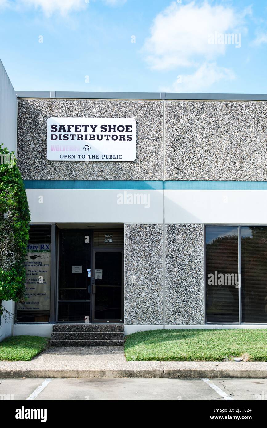 Houston, Texas USA 12-05-2021: Esterno dell'edificio degli uffici dei distributori di scarpe di sicurezza a Houston, Texas. Grossista di calzature per impieghi pesanti. Foto Stock