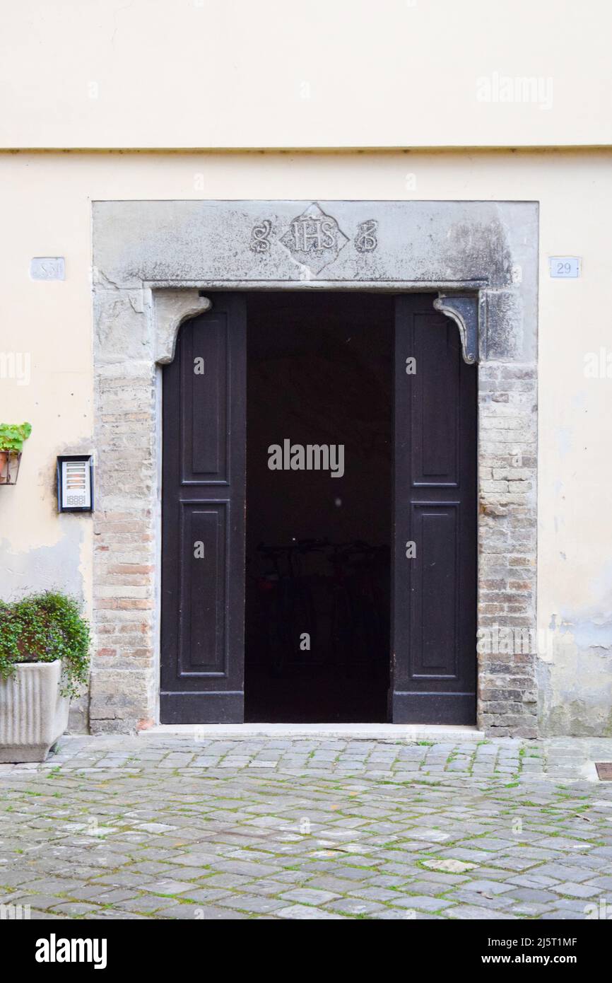 Collezione di porte medievali in legno in un antico borgo medievale e romano situato in Italia. Foto Stock