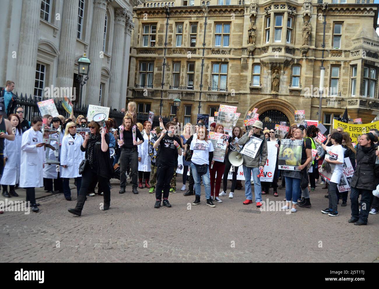Giornata mondiale degli animali nei Laboratories, Cambridge, UK, Aprile 25th 2015 - attivisti per i diritti degli animali che protestano nei pressi dell'Università di Cambridge Foto Stock