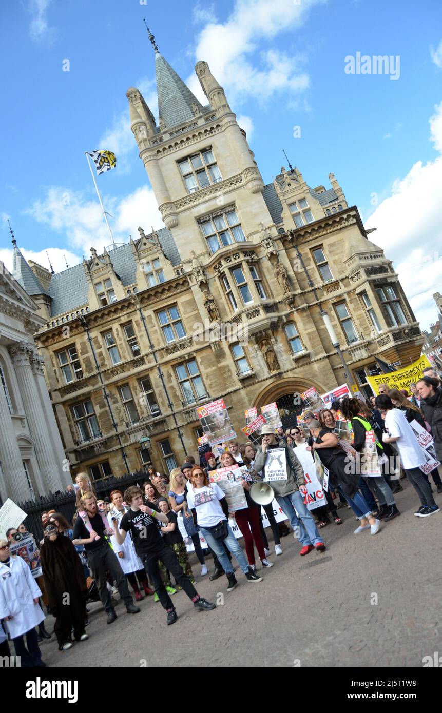 Giornata mondiale degli animali nei Laboratories, Cambridge, UK, Aprile 25th 2015 - attivisti per i diritti degli animali che protestano nei pressi dell'Università di Cambridge Foto Stock