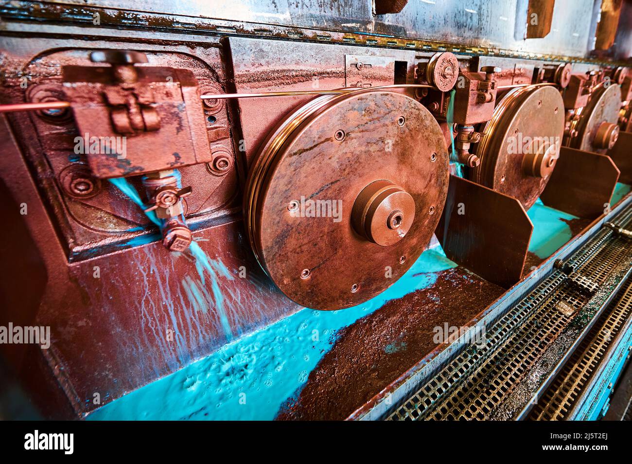 Utensile per raddrizzatura cavi in rame con bobine metalliche Foto Stock