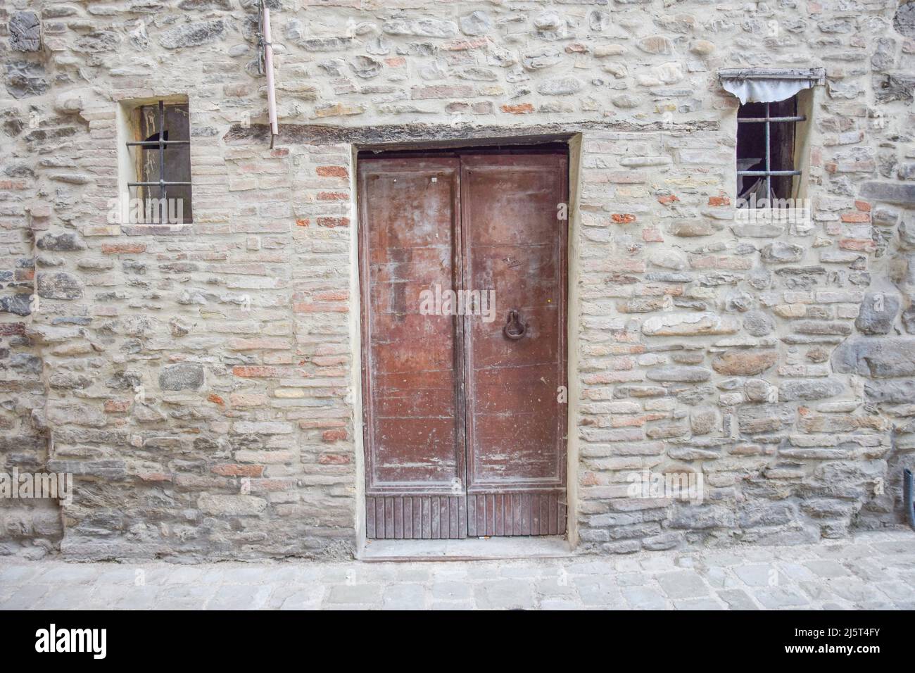 Collezione di porte medievali in legno in un antico borgo medievale e romano situato in Italia. Foto Stock