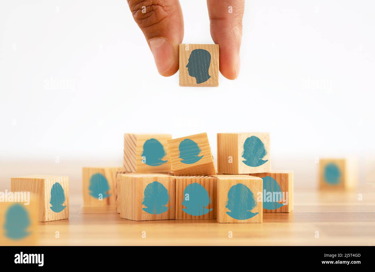 Primo piano foto di mano selezione maschio intervistato su femmina uno su domanda di lavoro. Concetto di disuguaglianza di genere in materia di assunzione e assunzione dei dipendenti. Foto Stock