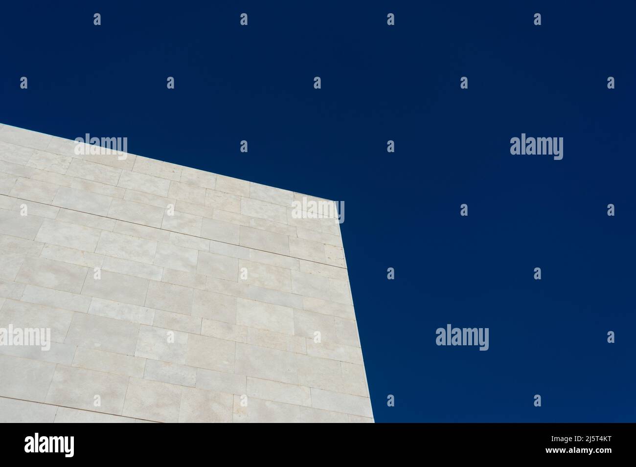 Vista di un moderno edificio contemporaneo in cemento contro un cielo blu. Foto Stock