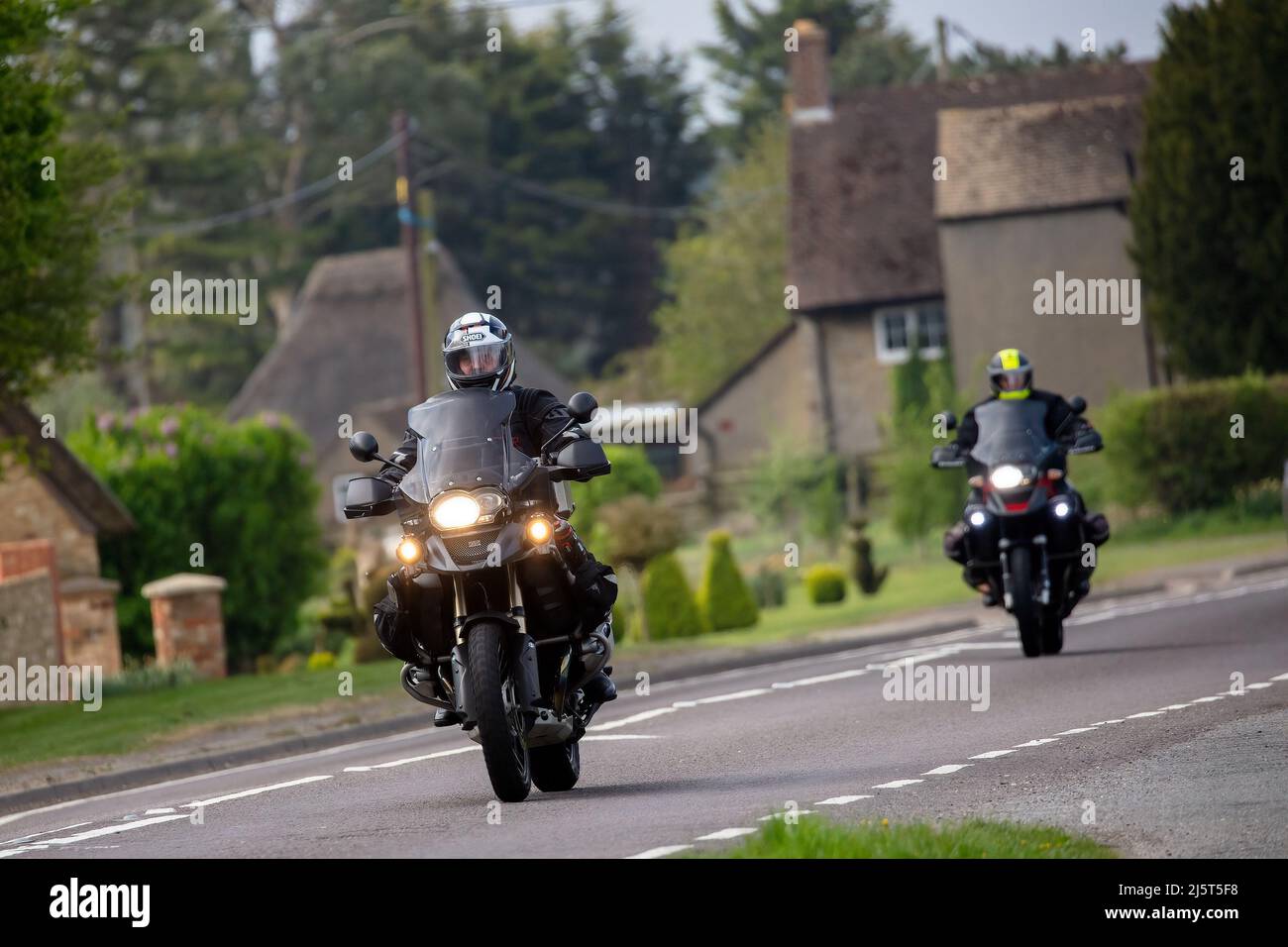Moto che attraversano un tranquillo villaggio inglese Foto Stock
