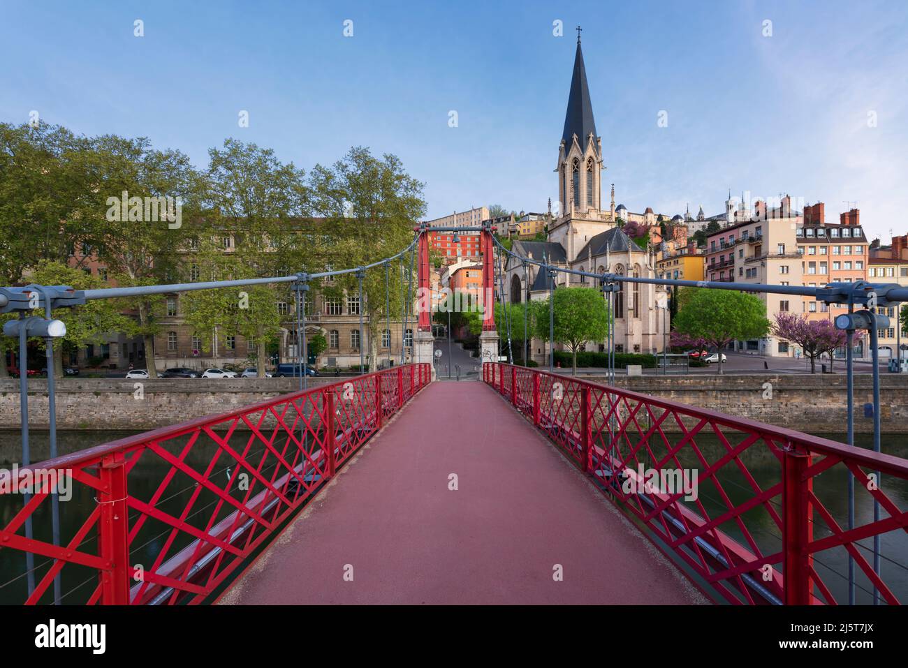Vista famosa del ponte pedonale rosso a Lione, Francia Foto Stock