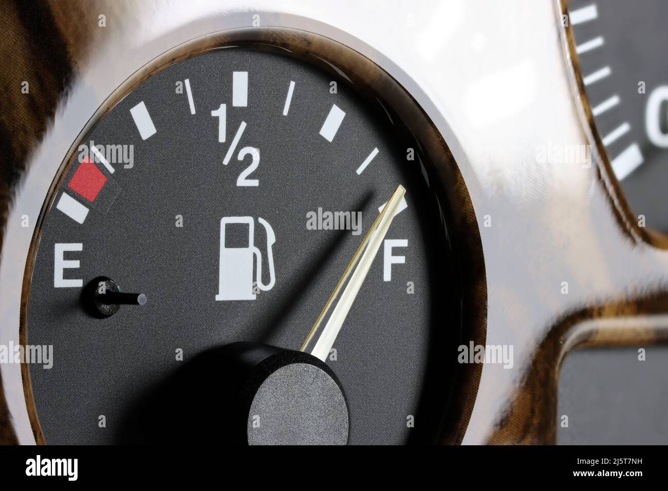 Indicatore di livello carburante nel cruscotto di automobile - pieno Foto Stock