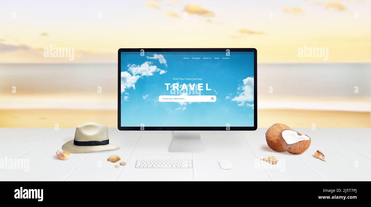 Cerca destinazioni di viaggio estive online concept. Computer su scrivania con mare e spiaggia sullo sfondo. Concetto di viaggio Foto Stock