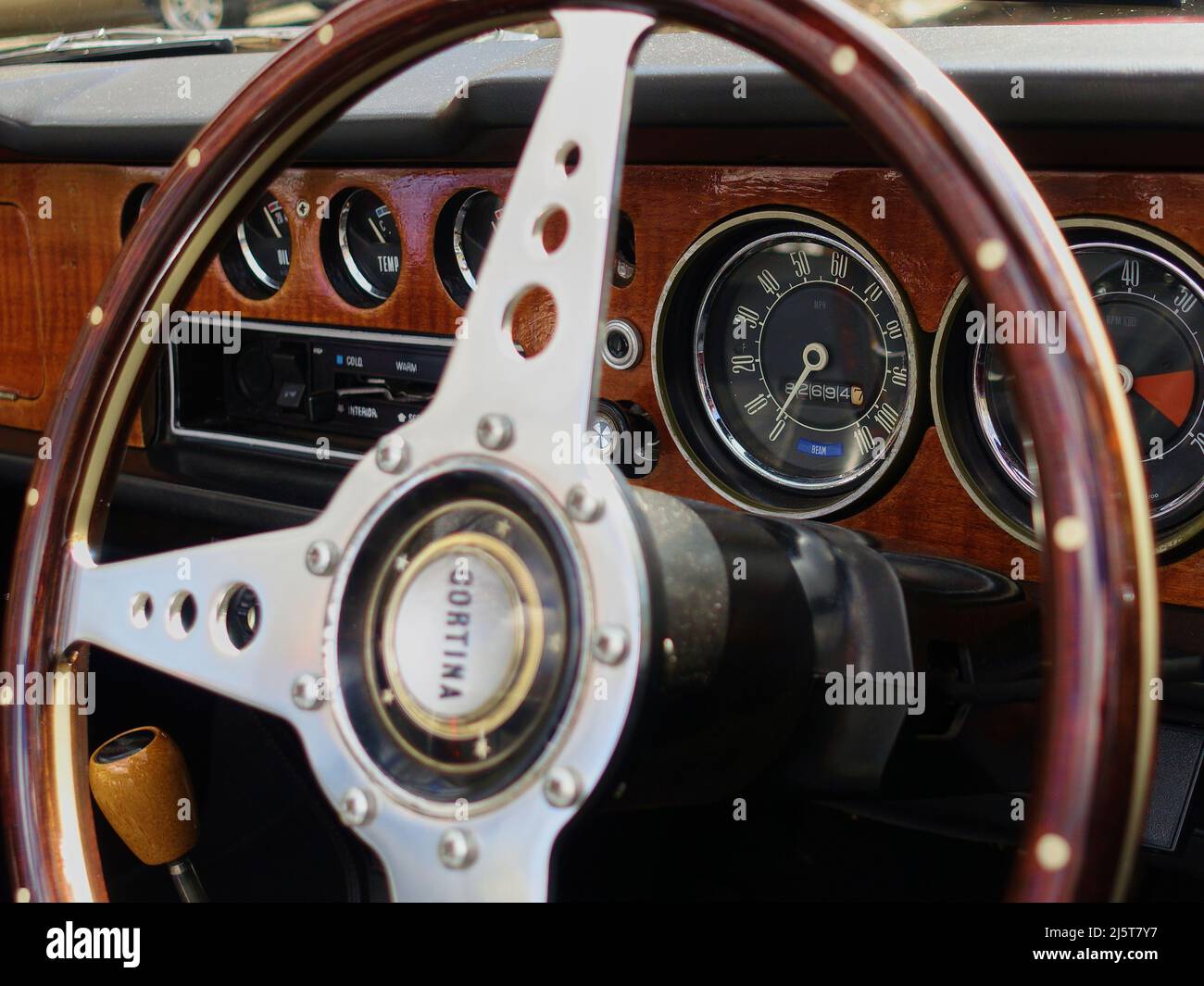 Contachilometri impostato nel cruscotto di un cruscotto Ford Cortina degli anni '60 Foto Stock
