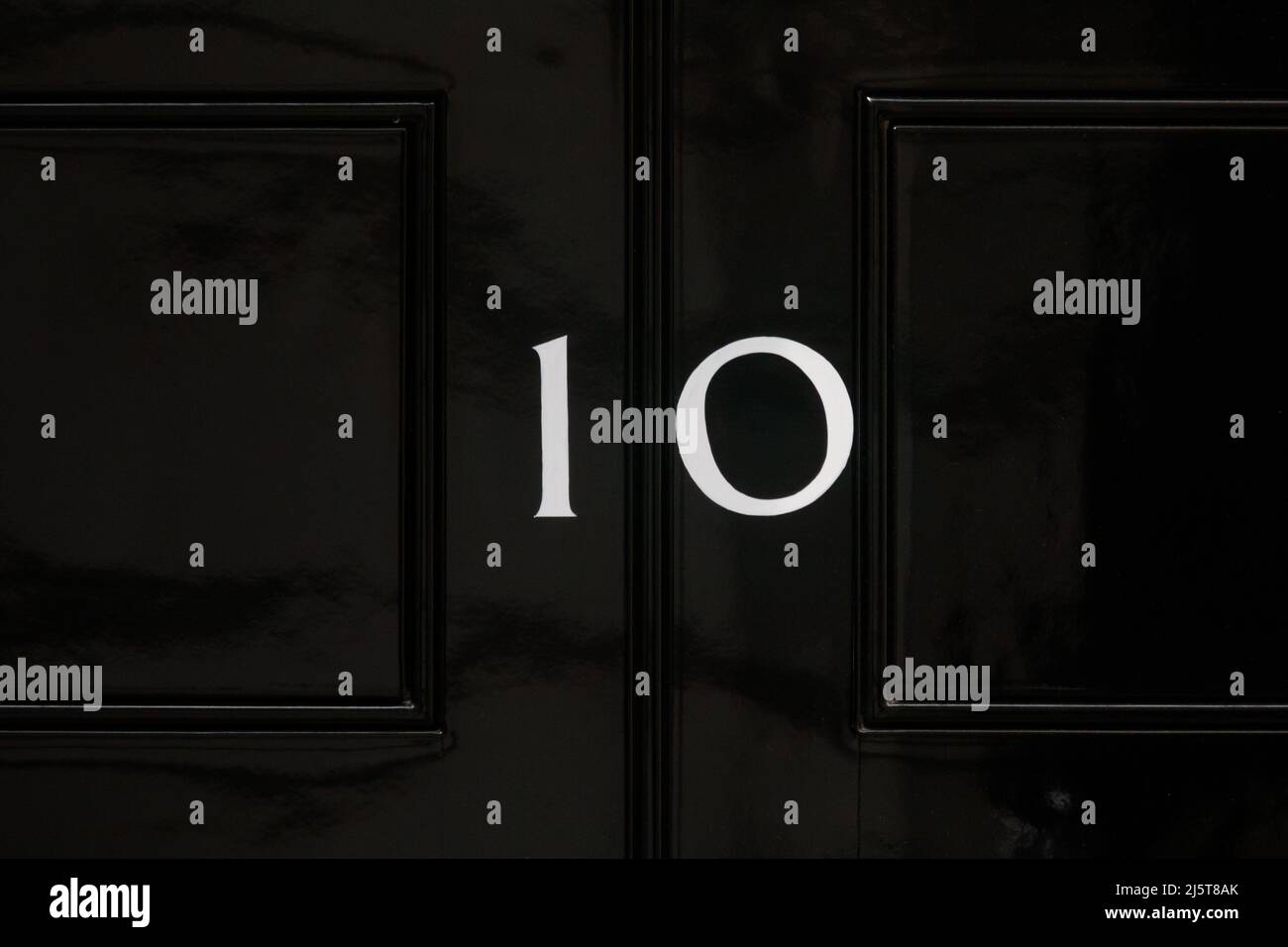 Dettaglio del numero 10 sulla famosa porta nera del numero 10 Downing Street, residenza del primo Ministro britannico, Westminster, Londra, Regno Unito Foto Stock