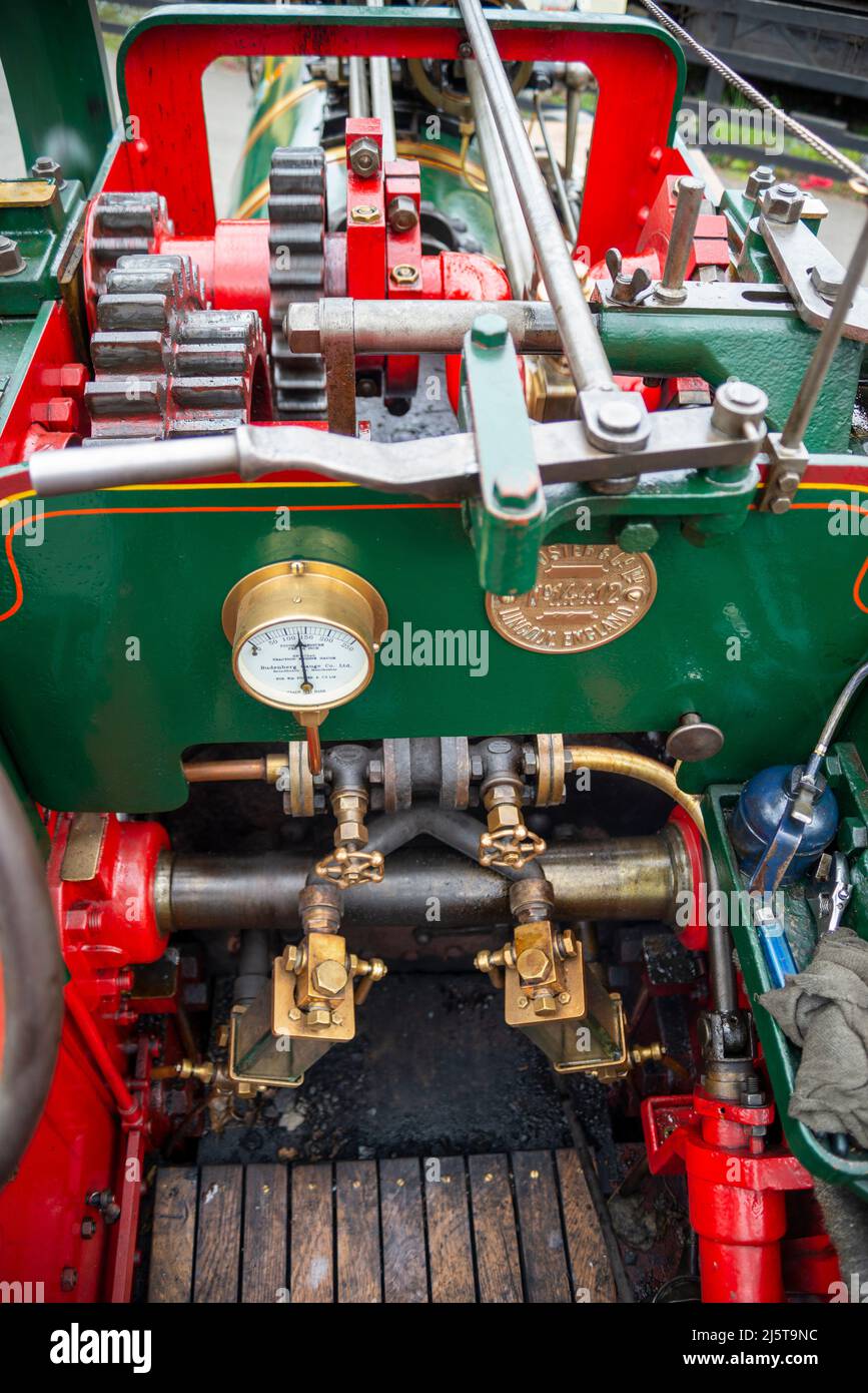 Makers piastra e manometro di vapore di un William Foster & Co Ltd di Lincoln, Inghilterra, motore di trazione a vapore Foto Stock
