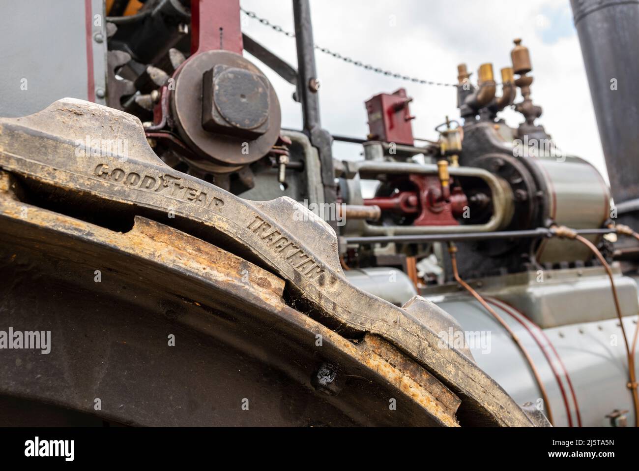 Battistrada in gomma sulla ruota principale di un motore di trazione a vapore. Pneumatico Goodyear Trackman sulla ruota motrice Foto Stock