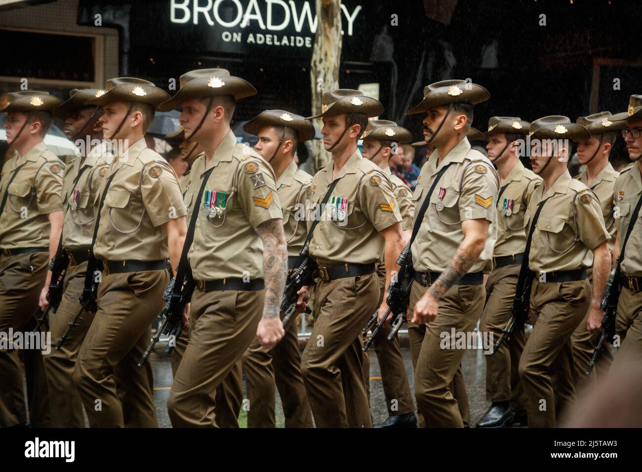 Brisbane, Australia. 25th Apr 2022. Il personale dell'Esercito reale Australiano marciano con i fucili di servizio Steyr durante la Parata di Brisbane ANZAC Day. Gli attuali e pensionati, gli studenti e molti altri hanno marciato per le strade durante la sfilata di Brisbane City ANZAC Day Parade, come molti spettatori si sono riuniti per guardare e pagare gli onorari.ANZAC Day è una festa pubblica commemorativa in ricordo di 'Australian and New Zealand Service People'. Credit: SOPA Images Limited/Alamy Live News Foto Stock