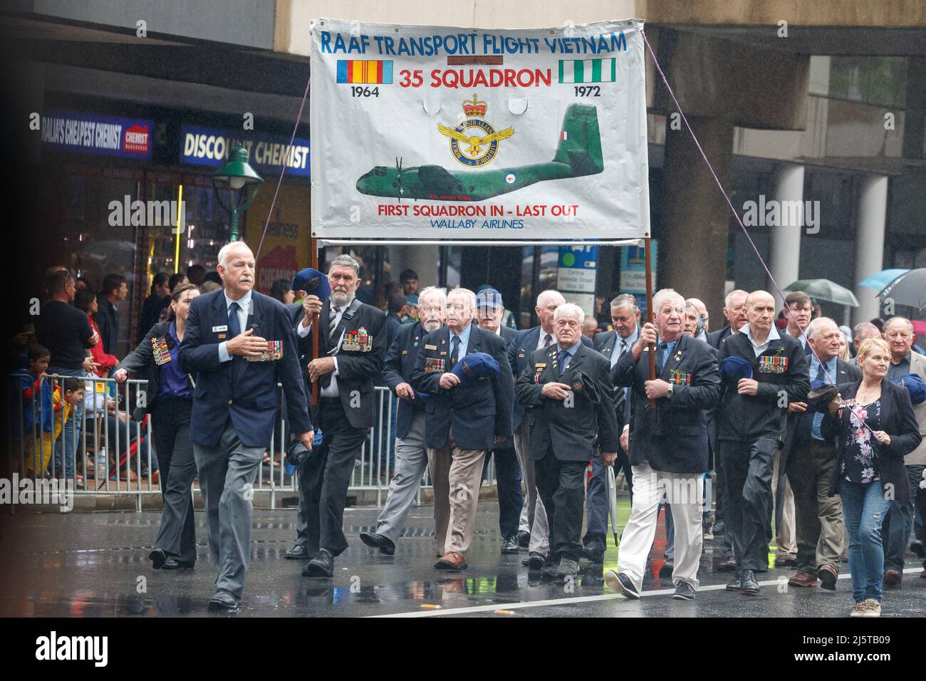 Brisbane, Australia. 25th Apr 2022. I militari dell'Aeronautica reale Australiana (RAAF) si marciano durante la sfilata attraverso Brisbane. Gli attuali e pensionati, gli studenti e molti altri hanno marciato per le strade durante la sfilata di Brisbane City ANZAC Day Parade, come molti spettatori si sono riuniti per guardare e pagare gli onorari.ANZAC Day è una festa pubblica commemorativa in ricordo di 'Australian and New Zealand Service People'. Credit: SOPA Images Limited/Alamy Live News Foto Stock