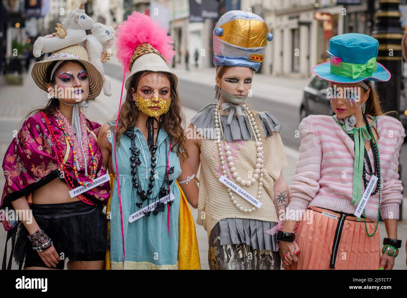 Modelli vestiti da Pierre Garroudi, durante la sua London Flash Mob Walk Foto Stock