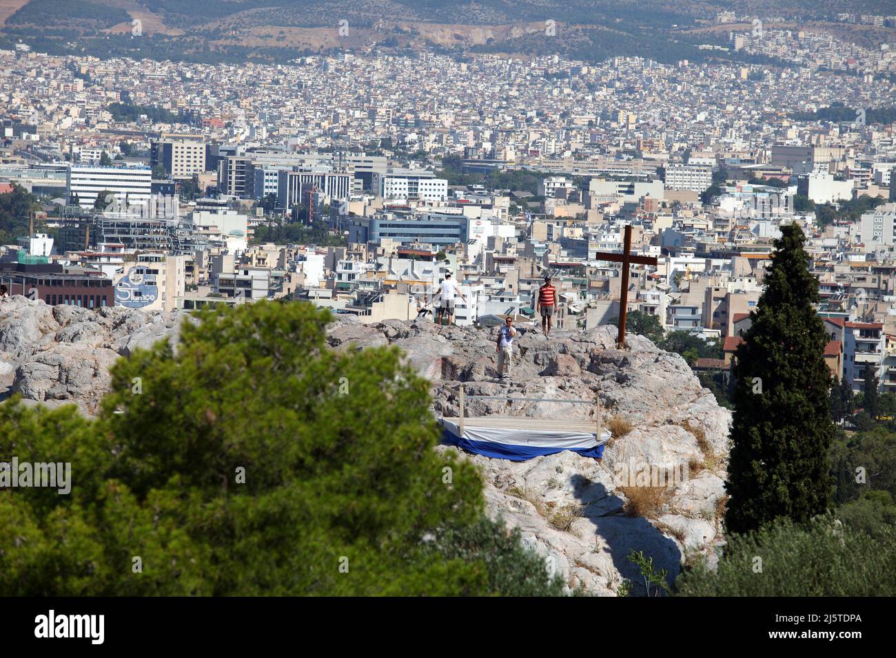 ATENE, GRECIA - GIUGNO 29: Areopagus (Mars Hill) dietro Atene Città dall'Acropoli il 29 giugno 2012 ad Atene, Grecia. Mars Hill è un sito importante situato a 140 metri sotto l'Acropoli. Foto Stock