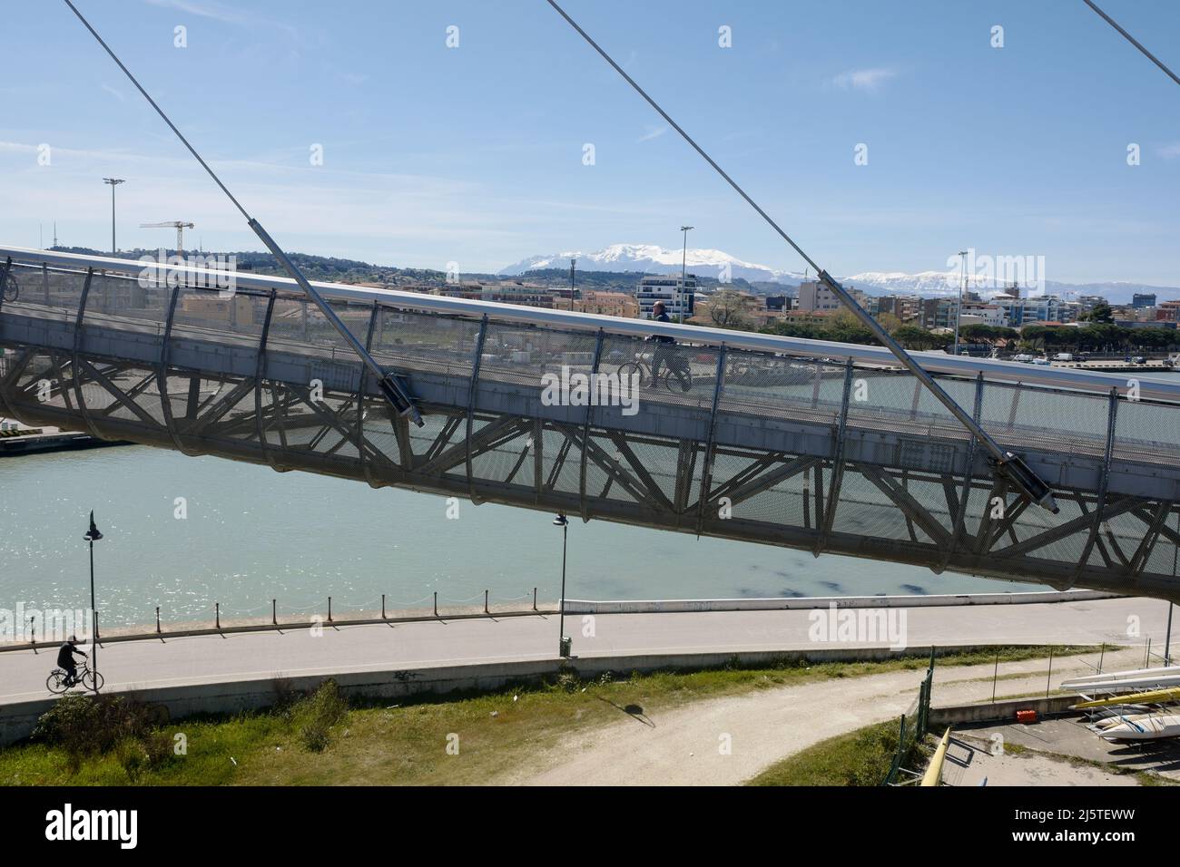 Ponte del Mare, completato nel 2009, progettato da Walter Pichler, Pescara, Abruzzo, Italia, aprile 2022 Foto Stock