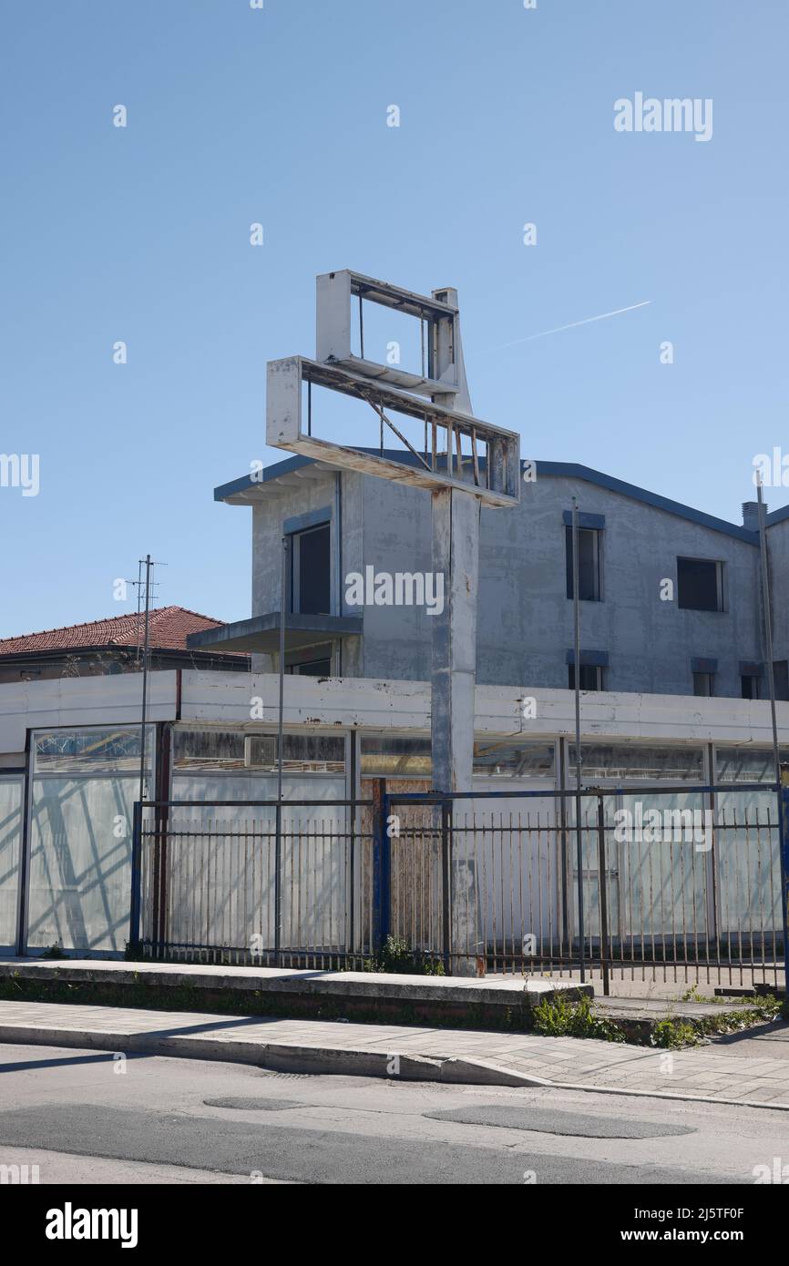 Segno dilapido nel Porto di Pescara, Pescara, Abruzzo, Italia, Aprile 2022 Foto Stock