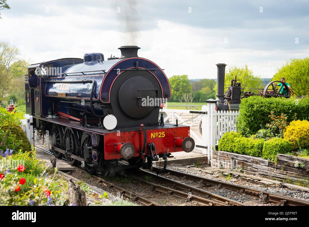 Hunslet austerity 0-6-0ST nominato Northiam della Kent & East Sussex Railway alla stazione di Tenterden, con motore a vapore a livello di attraversamento gated Foto Stock