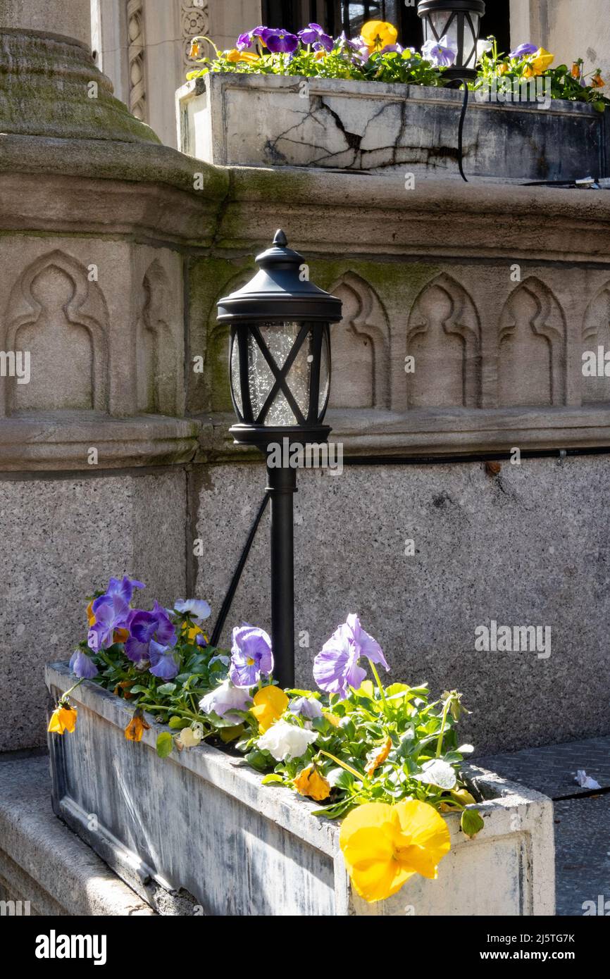 Windowboxes of Bright Spring Flowers The Upper East Side of Manhattan, NYC, USA, 2022 Foto Stock