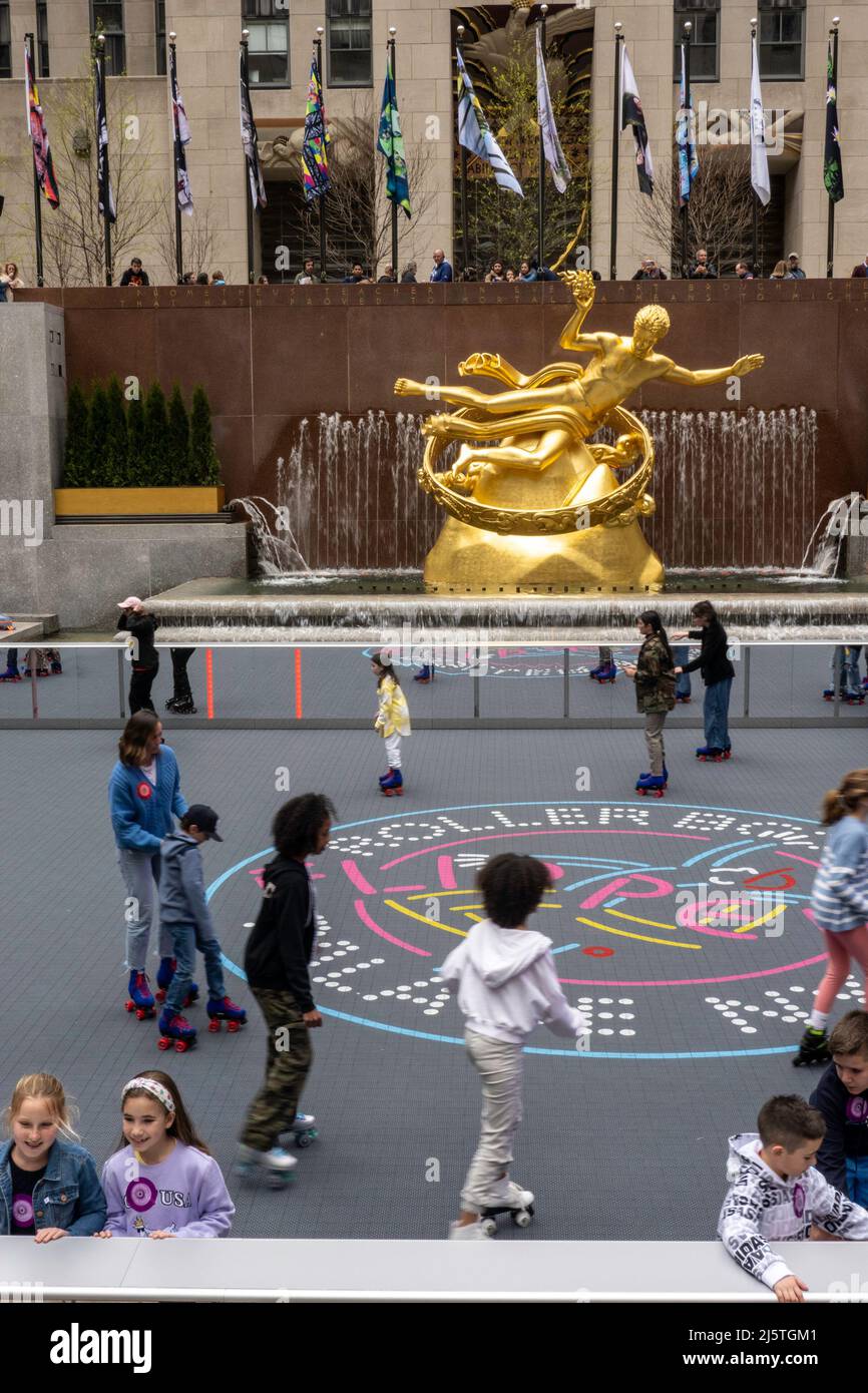 Il Roller Boogie Palace di Flipper è una pista di pattinaggio aperta nel Rockefeller Center per l’estate del 2022 a New York City, USA Foto Stock