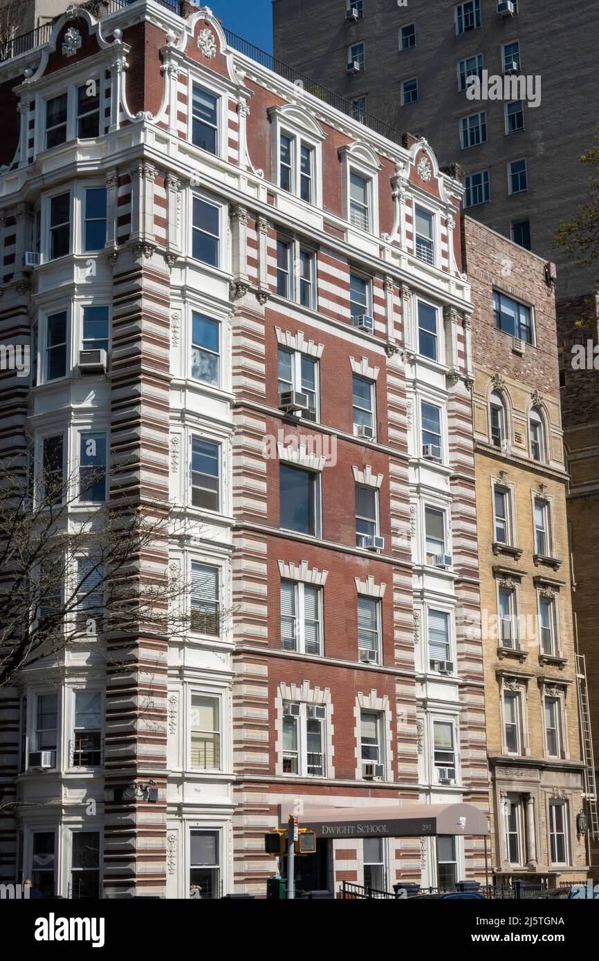 La Dwight School si trova nel Central Park West Historic District, New York City, USA 2022 Foto Stock