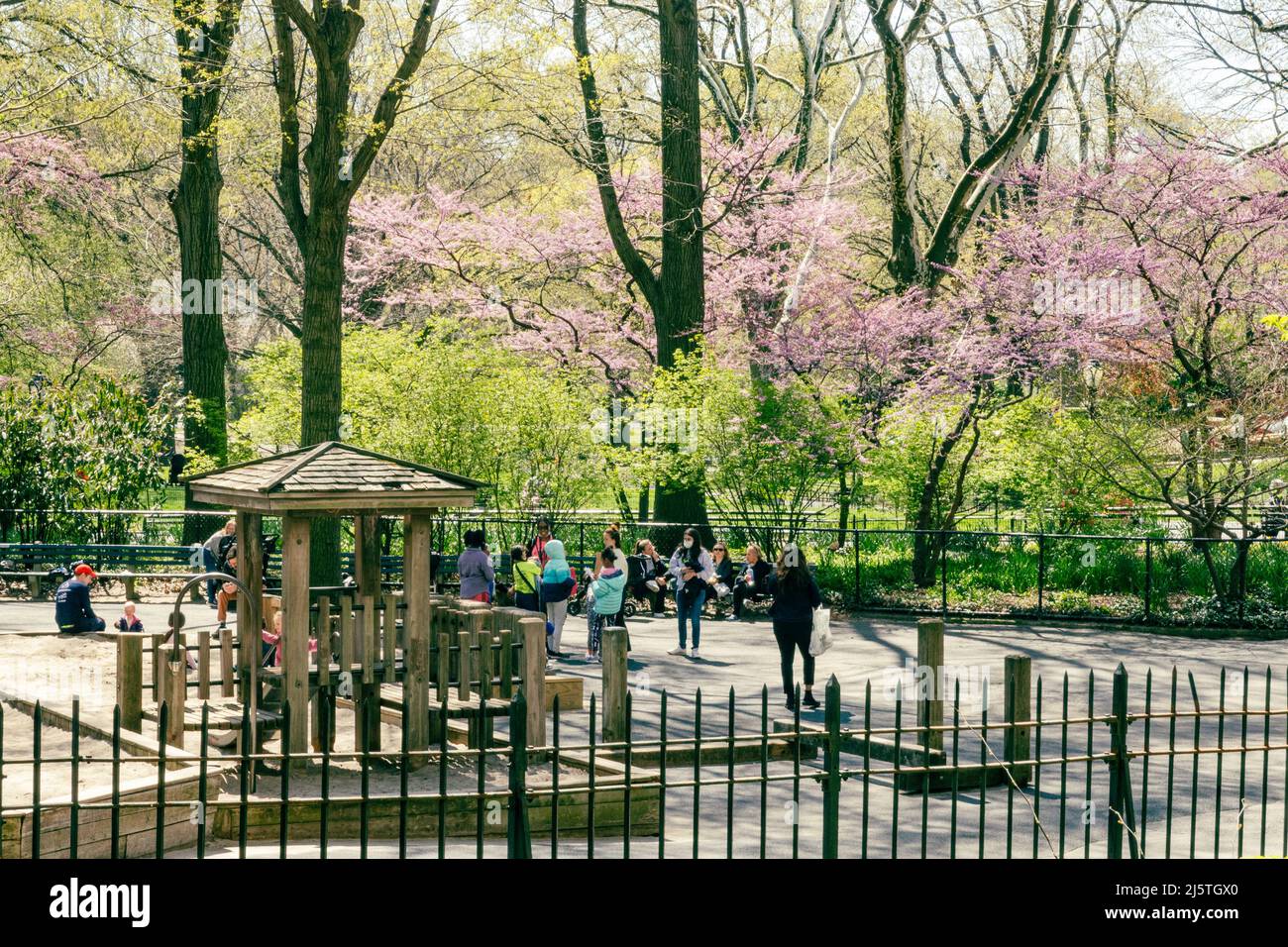 Central Park è un luogo popolare per le attività di svago durante la primavera, New York City, USA 2022 Foto Stock