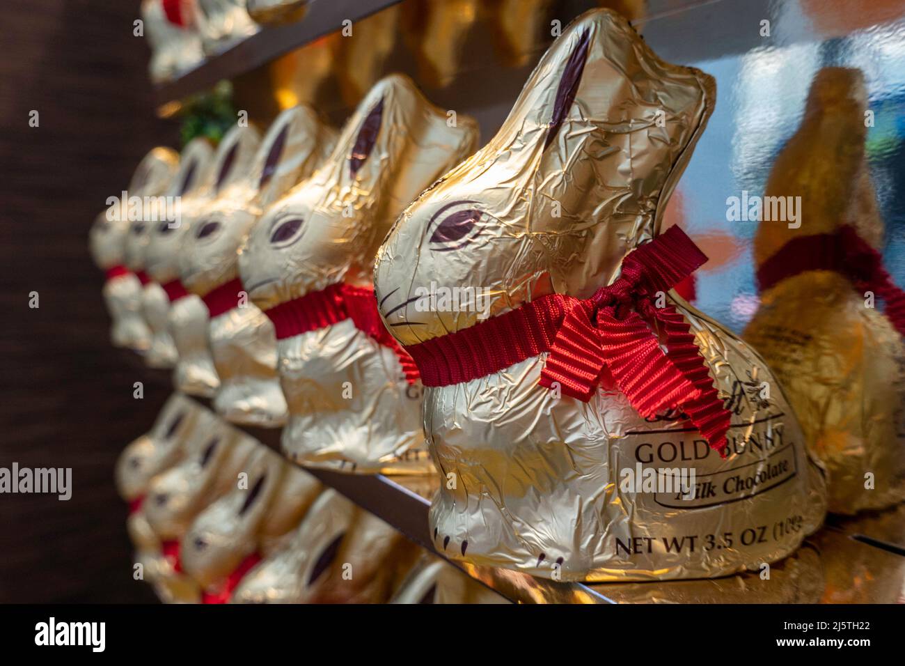 Lindt Chocolatier è un negozio di dolciumi svizzero situato in 34th Street Herald Square a New York City, USA 2022 Foto Stock