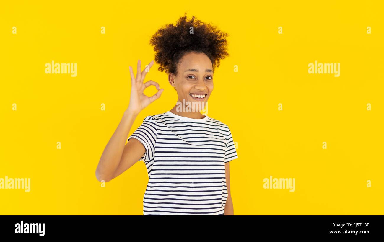 Sorridente donna afroamericana che mostra OK segno alla macchina fotografica Foto Stock