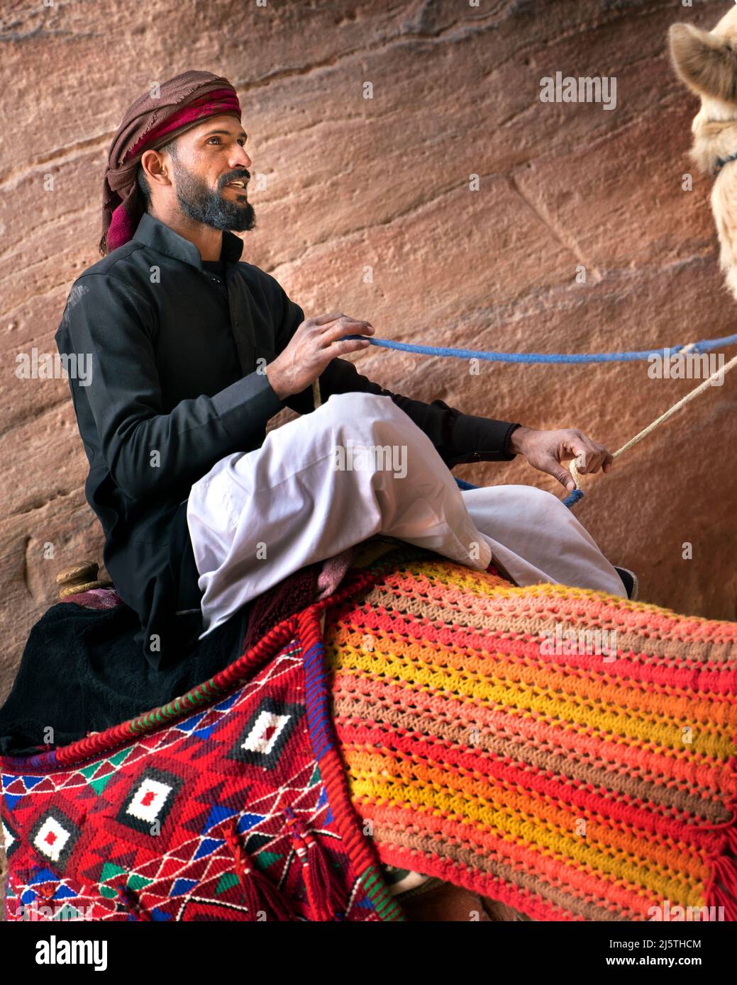 LA TRIBÙ BEDUINA BEDUL UNA DELLE TRIBÙ HUWAITAT CHE VIVEVA A PETRA Foto Stock