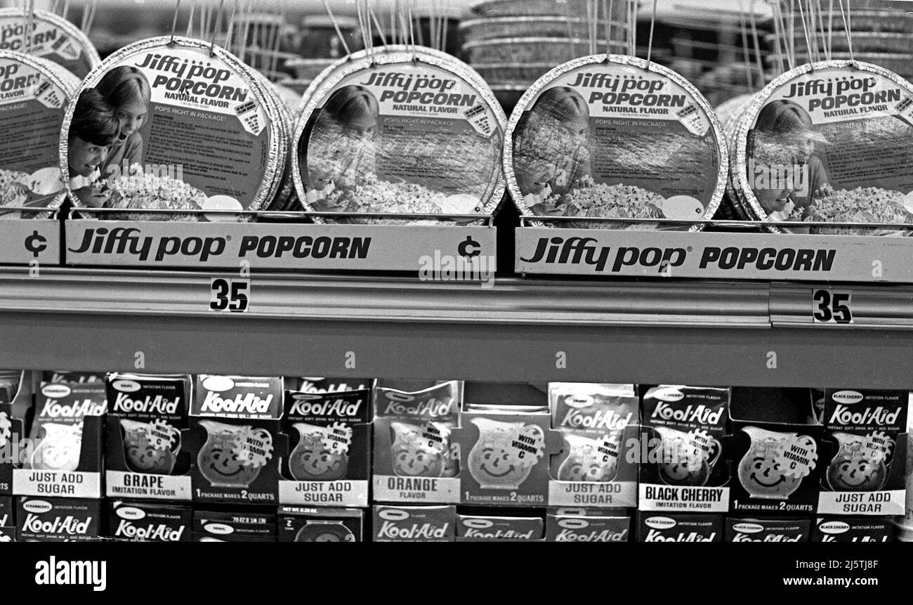 I marchi classici di snack Jiffy Pop Popcorn e Kool-Aid drink mix su uno scaffale in un supermercato circa 1970. Foto Stock