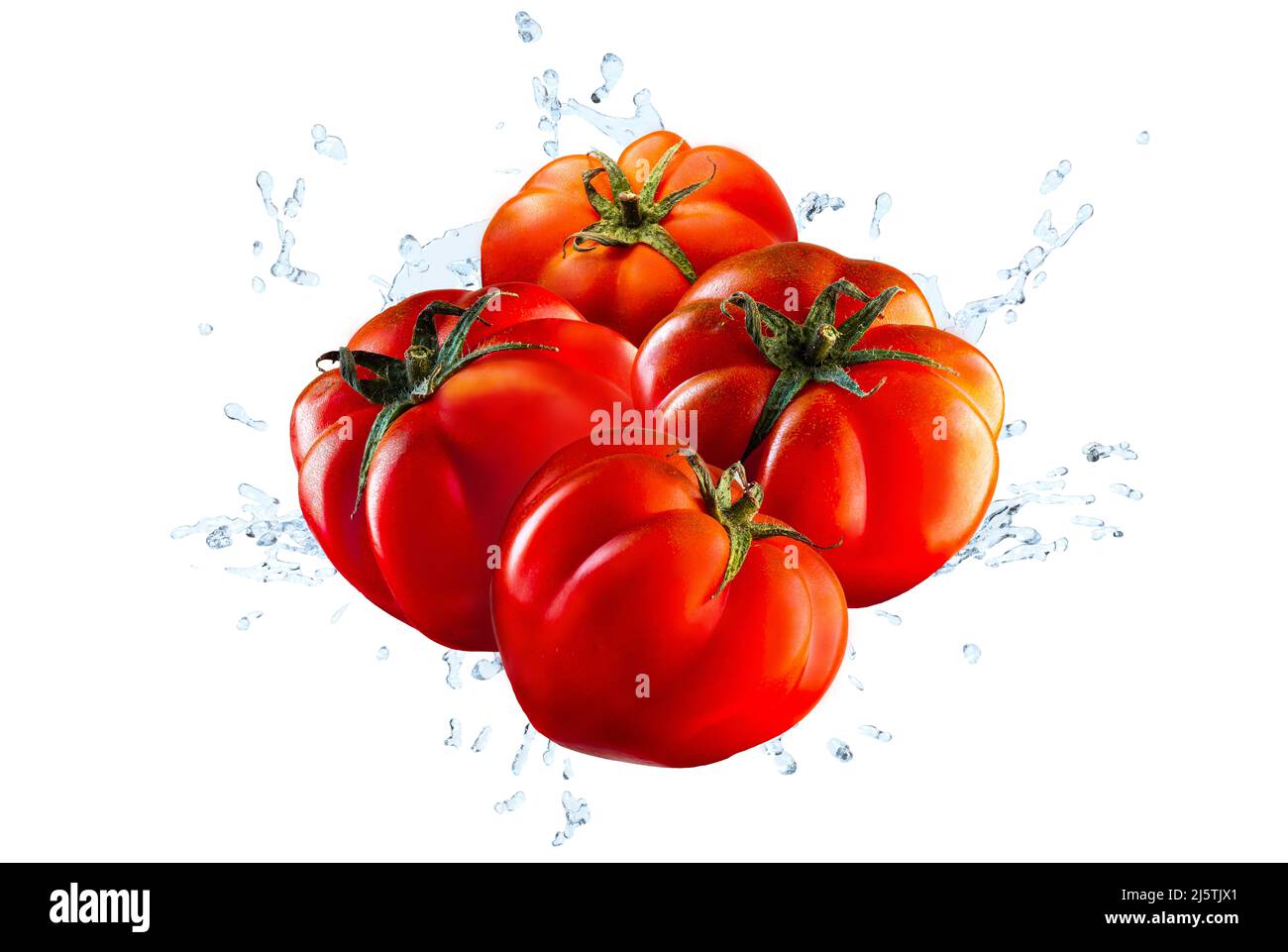Spruzzi d'acqua su pomodori rossi freschi di pachino su sfondo bianco. Foto Stock