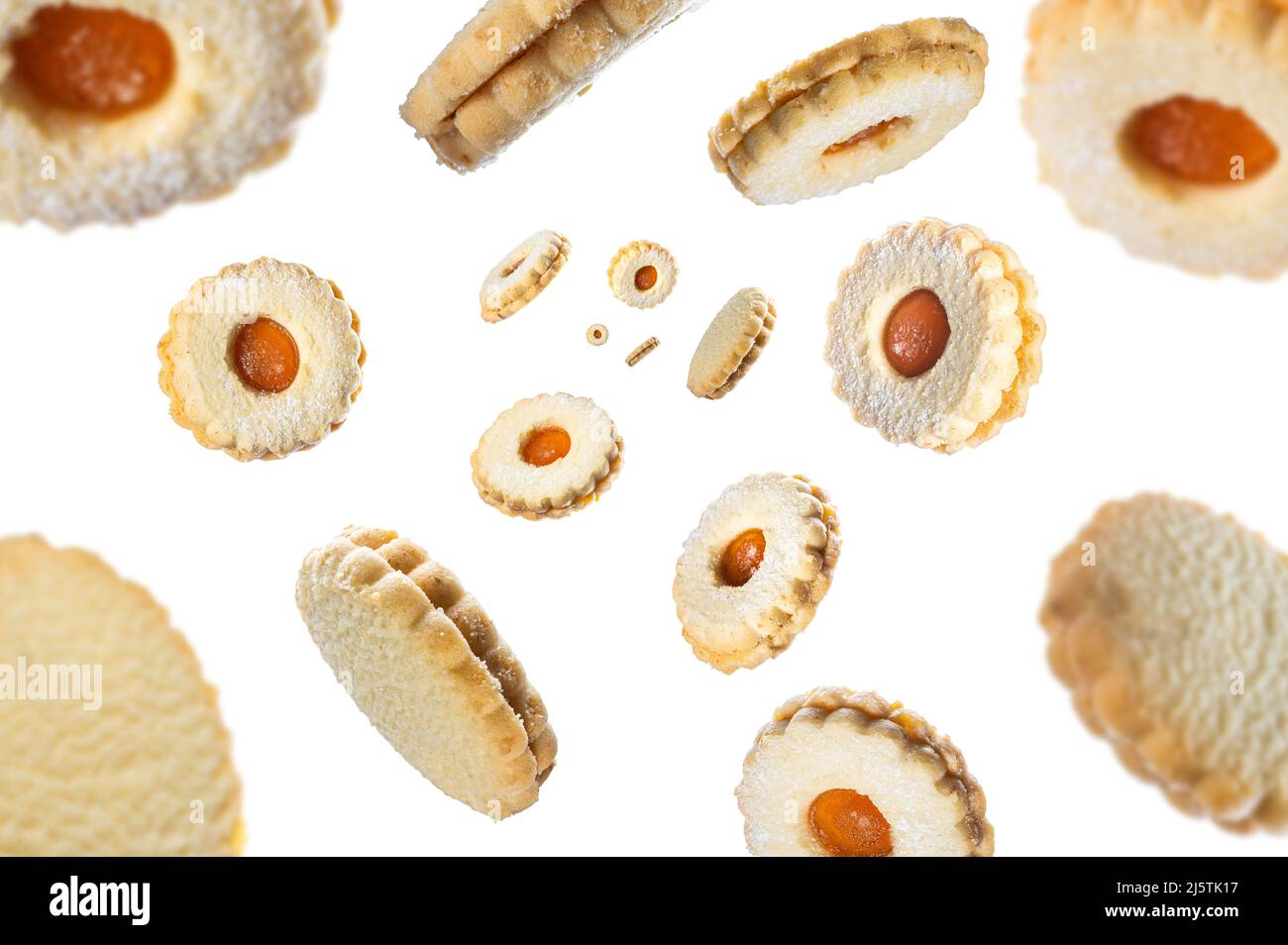 Collezione di biscotti di Marmalade che cadono isolati su sfondo bianco. Messa a fuoco selettiva Foto Stock