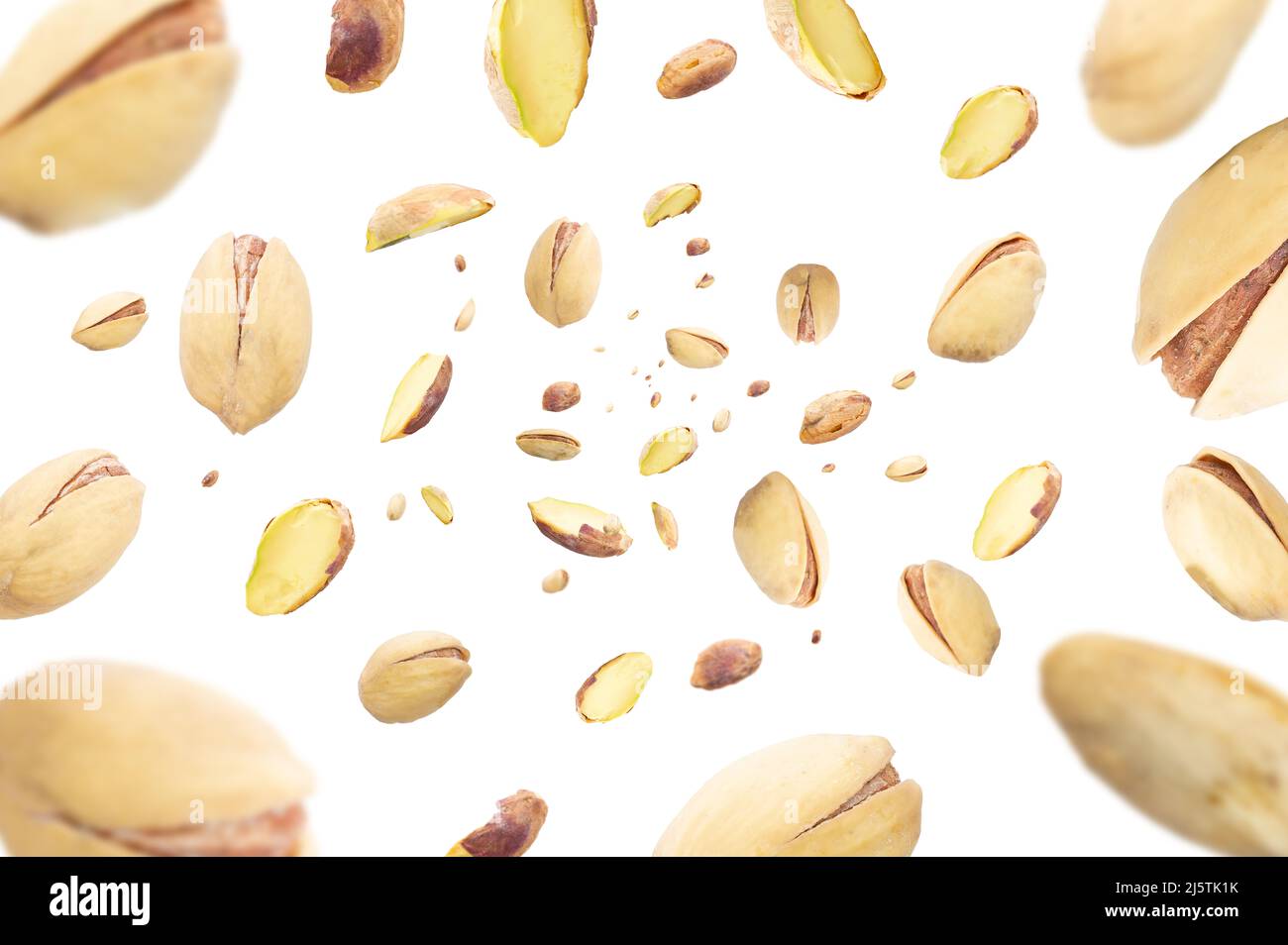 Raccolta di pistacchi che cadono isolati su sfondo bianco. Messa a fuoco selettiva Foto Stock