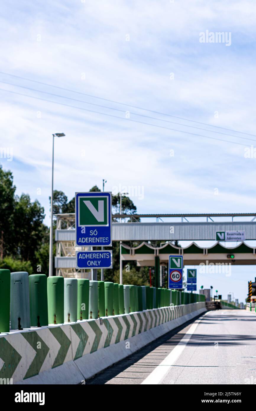 Sistema di pedaggio elettronico per autostrade portoghesi, Via Verde, che viaggia senza fermarsi con un transponder, un piccolo dispositivo elettronico, sul parabrezza Foto Stock