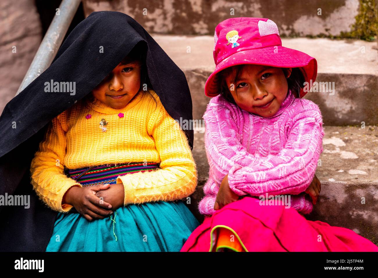 Taquilenos Children, Taquile Island, Lago Titicaca, Puno, Perù. Foto Stock