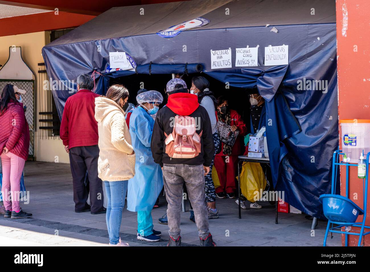 La gente peruviana arriva per Una vaccinazione di Covid ad Una clinica mobile, Plaza De Armas, Puno, provincia di Puno, Perù. Foto Stock