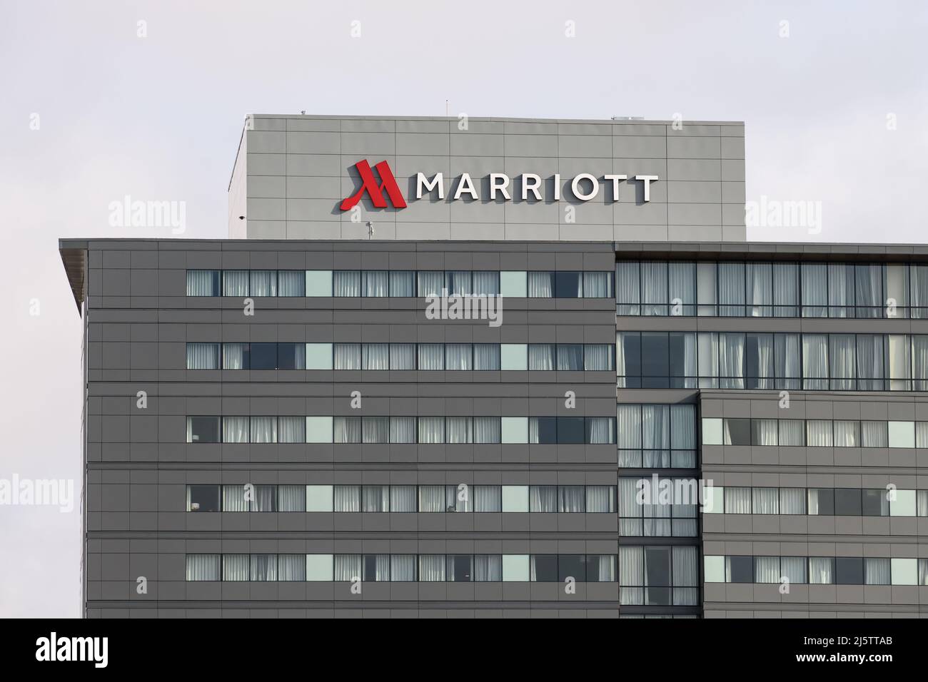 Tacoma, WA, Stati Uniti d'America - 23 aprile 2022; cartello Marriott Hotel sulla parte superiore della località di Tacoma Foto Stock