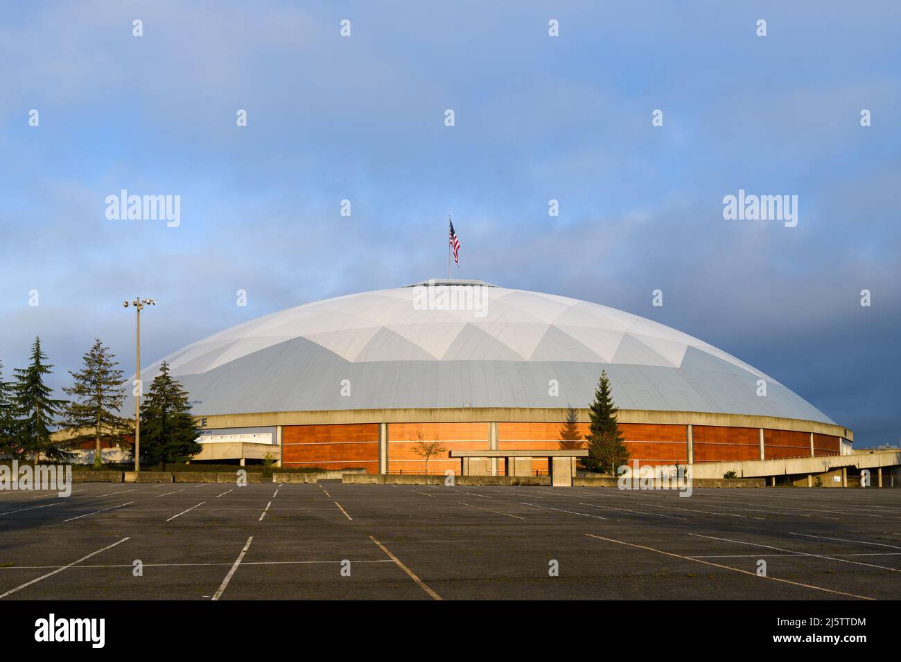 Tacoma, WA, USA - 23 aprile 2022; esterno del Tacoma Dome. Il locale è costruito principalmente in legno ed è situato nella contea di Pierce Washington Foto Stock