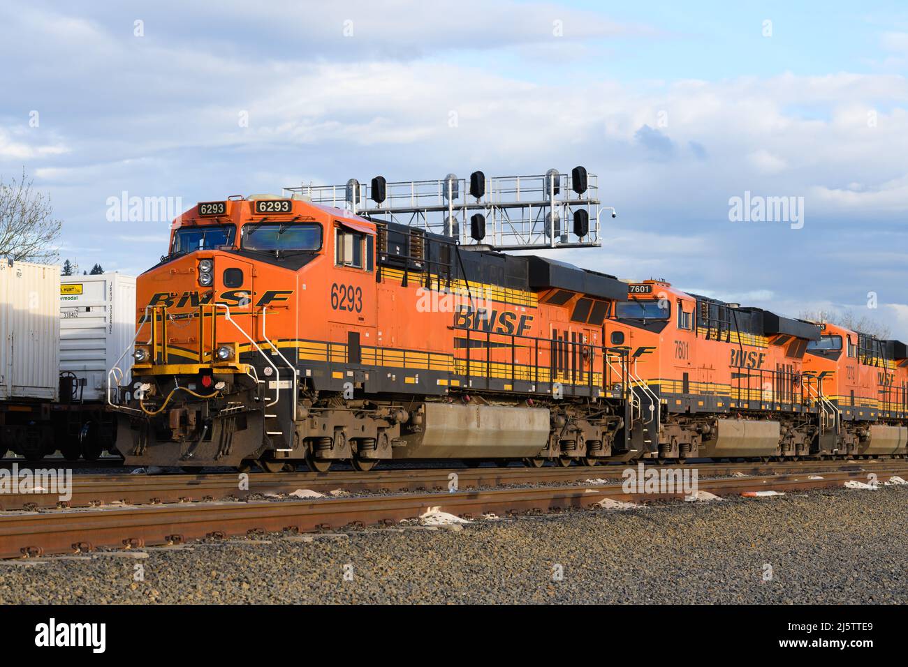Seattle, WA, USA - 22 aprile 2022; treno merci BNSF a Seattle alla luce della sera Foto Stock