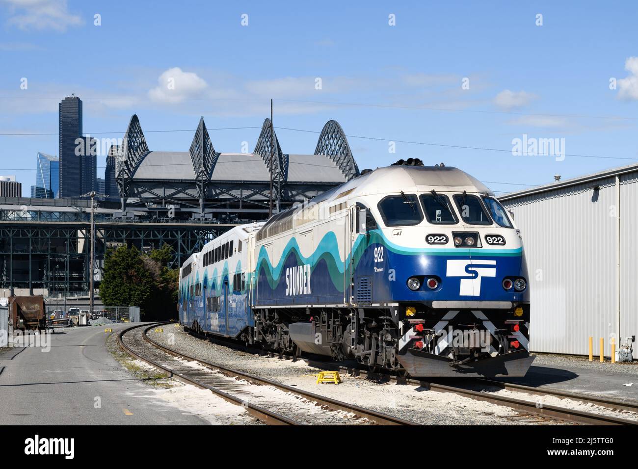 Seattle, WA, USA - 22 aprile 2022; treno Sound Transit Sounder parcheggiato a Seattle. La locomotiva è prodotta da Motive Power Industries Foto Stock