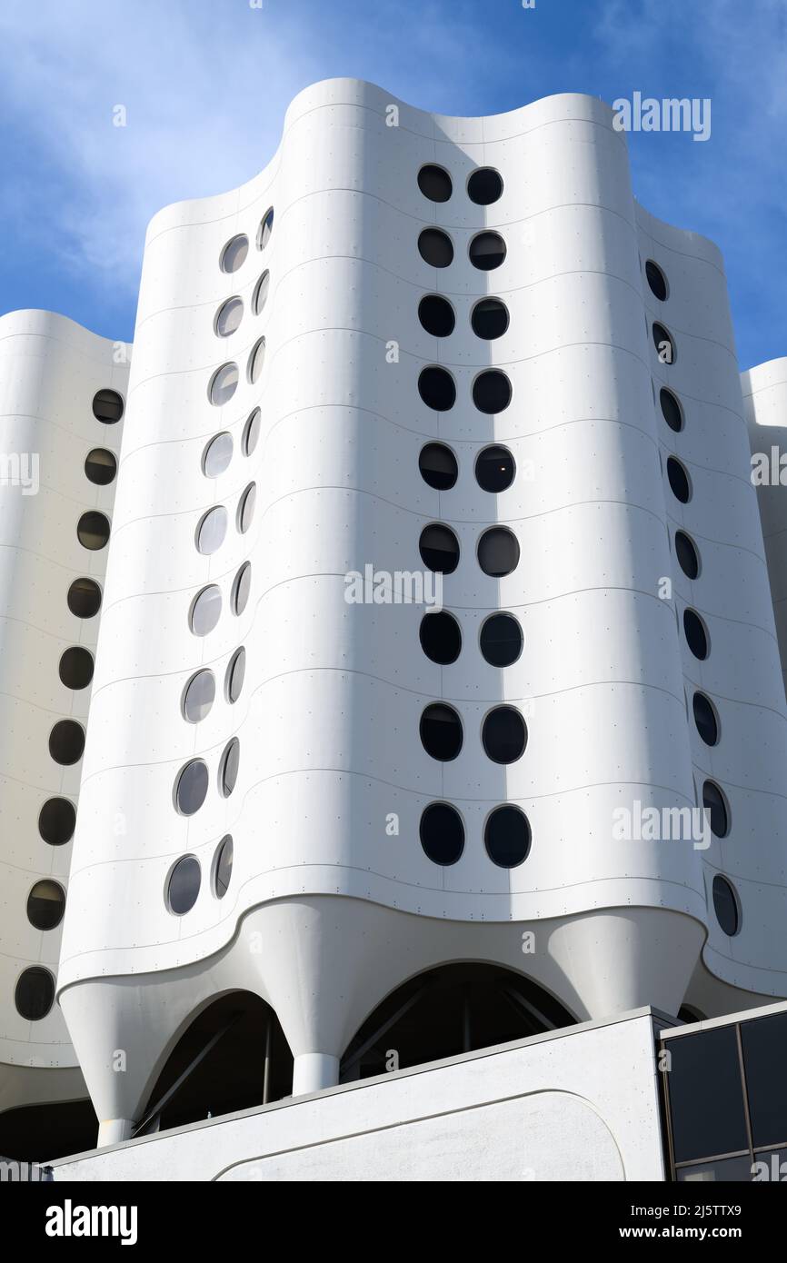 Tacoma, WA, USA - 23 aprile 2022; Torre presso il St Joseph Medical Center di Tacoma progettata da Bertrand Goldberg di cemento armato ondulato Foto Stock
