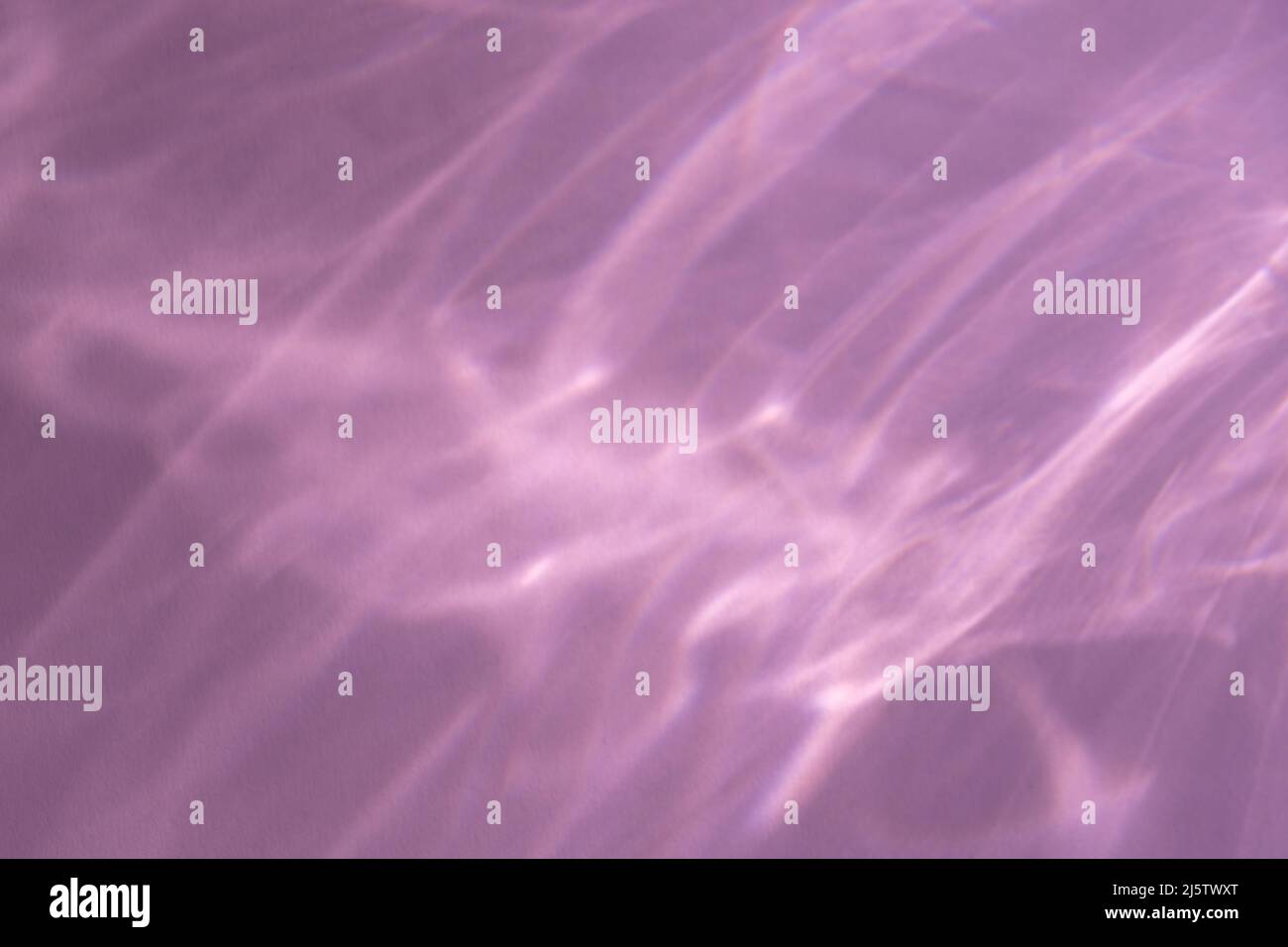 Effetto caustico rifrazione della luce sulla parete rosa sovrapposizione foto mockup, raggi solari sfocati rifrazione attraverso il prisma di vetro con ombra. Luce naturale astratta Foto Stock