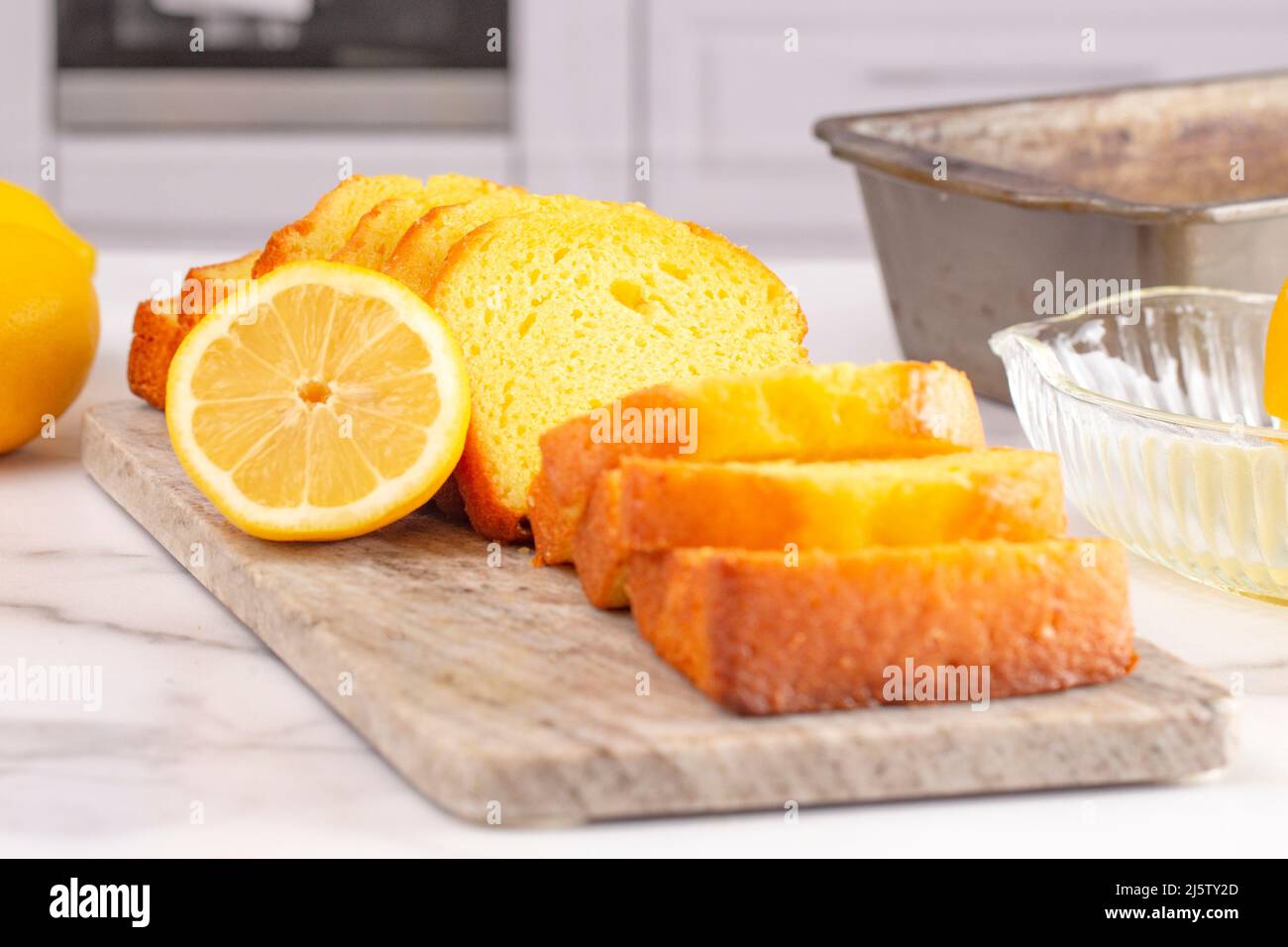 Torta al limone affettato su un banco di marmo Foto Stock