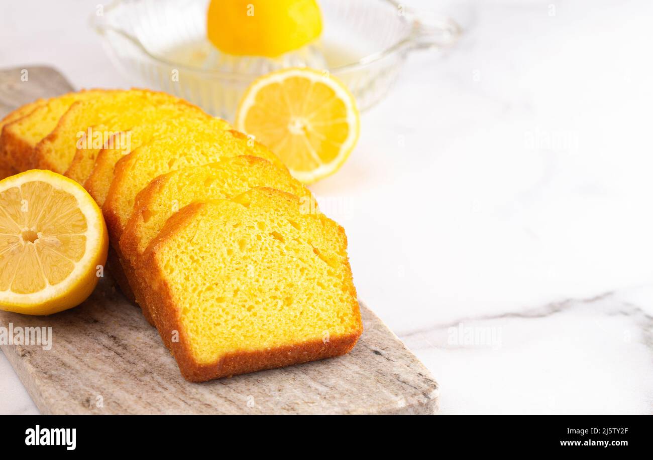 Torta al limone affettato su un banco di marmo Foto Stock