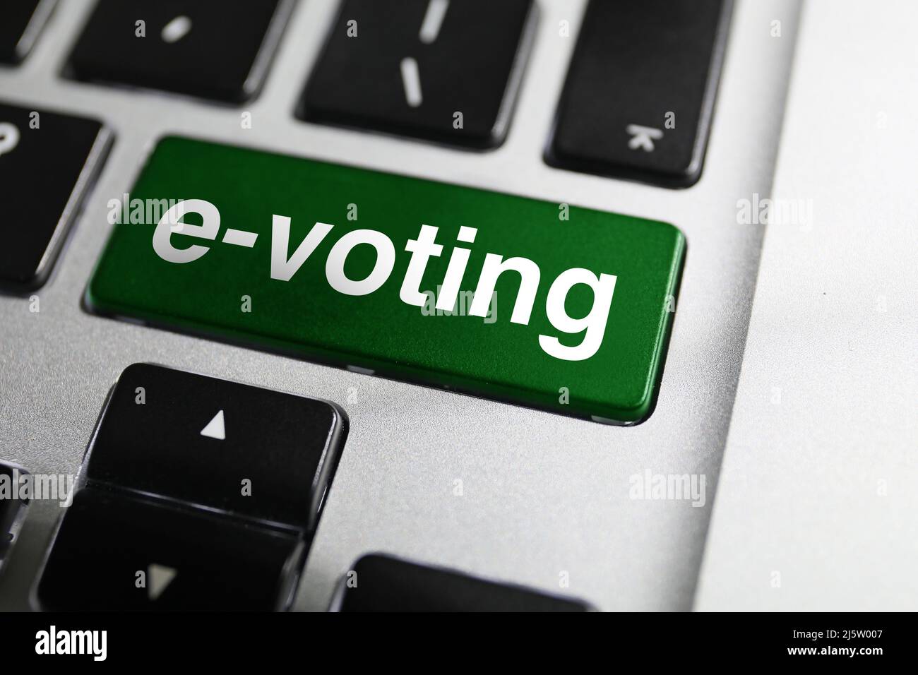 Pulsante con parola e-VOTING sulla tastiera del computer, primo piano Foto Stock