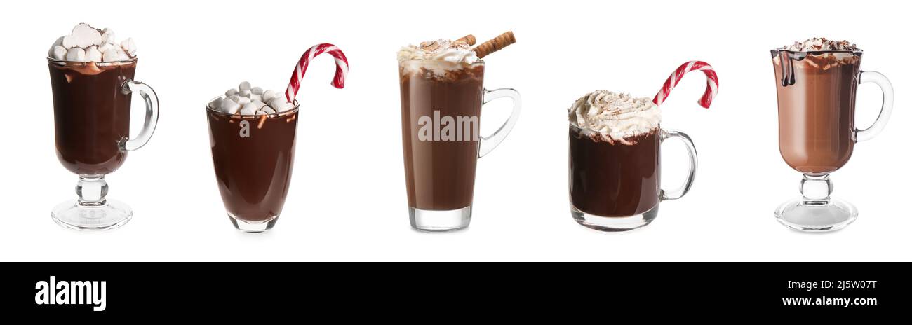 Set di gustosi cioccolatini caldi con marshmallows e panna montata su sfondo bianco Foto Stock