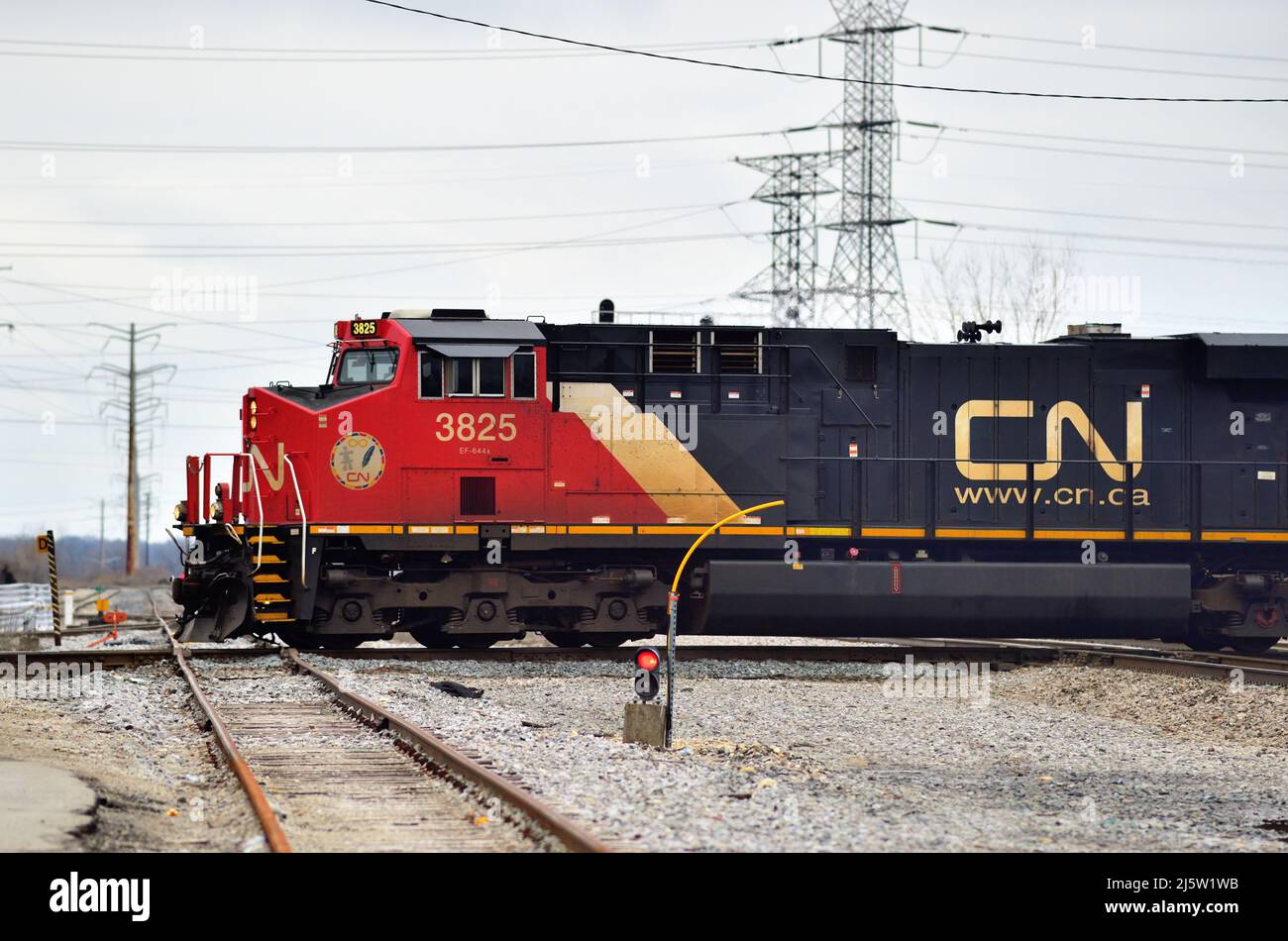 Elgin, Illinois, Stati Uniti. Una locomotiva Canadian National Railway conduce un treno merci attraverso Spaulding Junction. Foto Stock