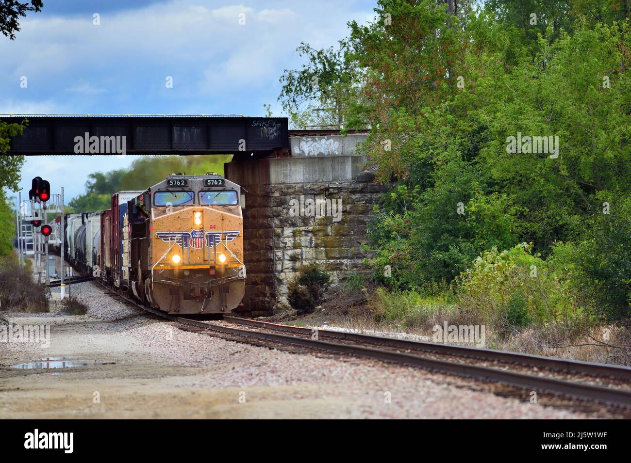 Wayne, Illinois, Stati Uniti. Locomotive, guidate da un'unità ferroviaria Union Pacific Railroad fuori strada, che alimenta un treno merci Canadian Pacific Railway. Foto Stock