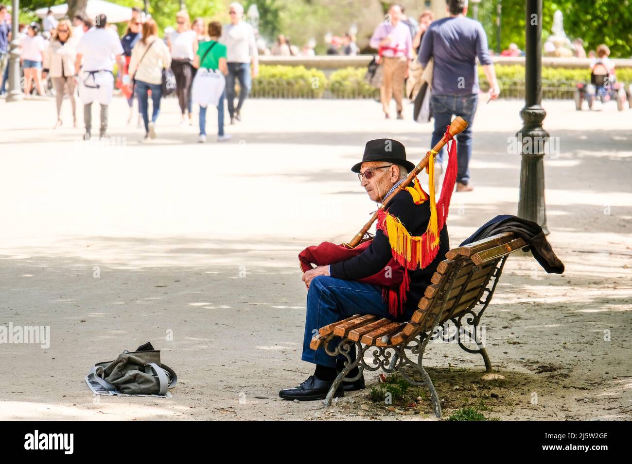 Un vecchio gentleman suona lo Scottish Wind Pipe a El Retiro il Venerdì Santo a Madrid in Spagna Foto Stock
